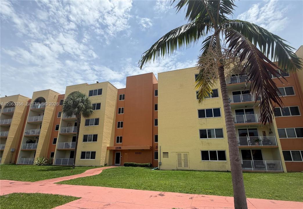 6980 NW 186th St 3-423A, Hialeah, Florida 33015, USA