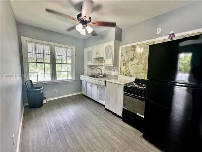 1260 NE 115th St 4, Miami, פלורידה 33161, ארצות הברית של אמריקה