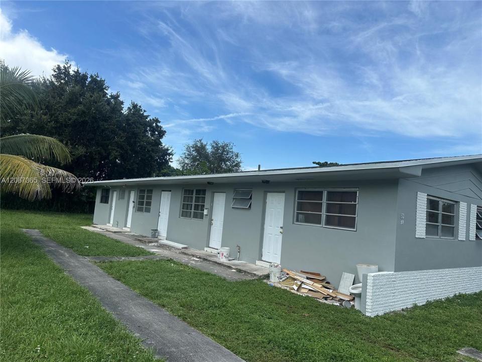 53 NW 169th St 53, North Miami Beach, Florida 33169, USA