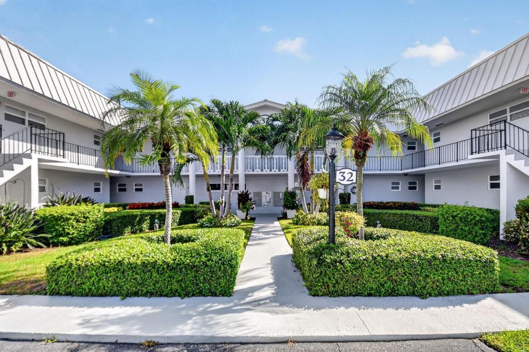 32 COLONIAL CLUB Drive 102, Boynton Beach, Florida 33435, USA