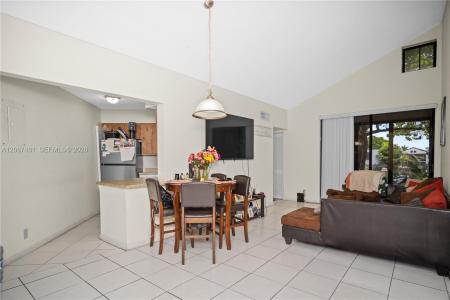 213 Lake Pointe Dr 203, Oakland Park, Florida 33309, USA