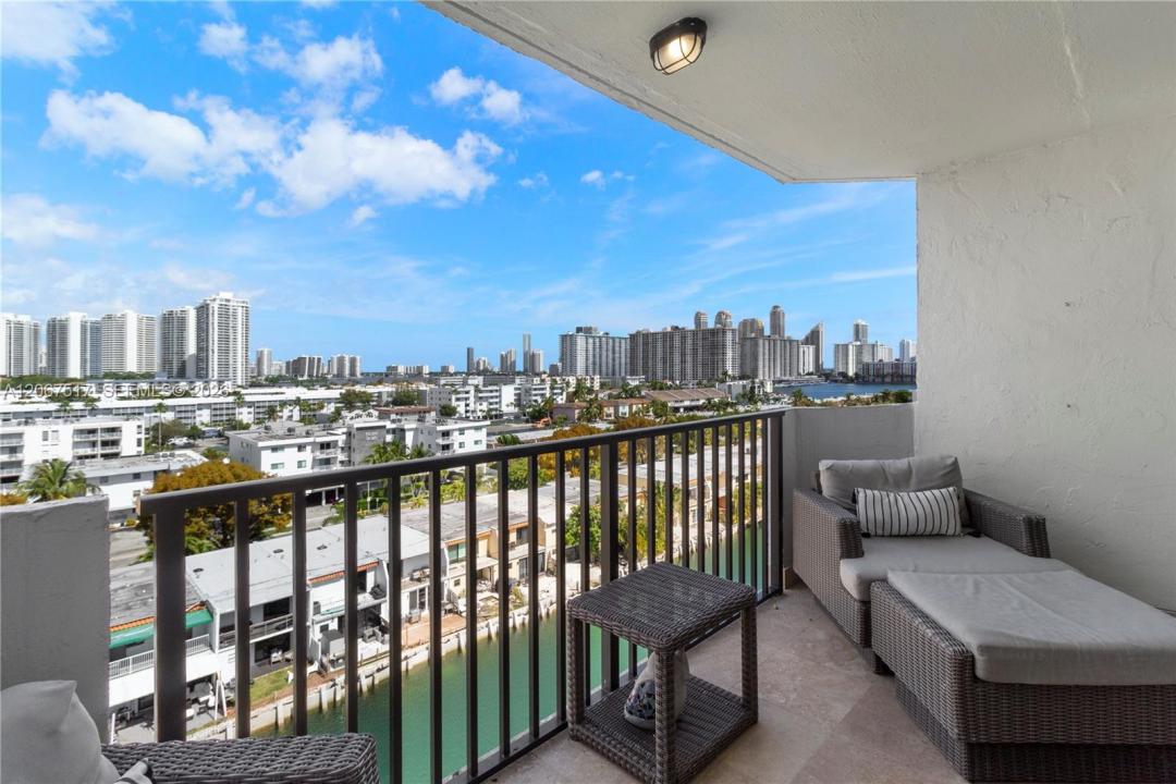 3703 NE 166th St 904, North Miami Beach, Flórida 33160, Estados Unidos