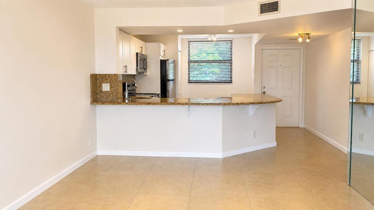115 Lake Emerald Drive 210, Oakland Park, Florida 33309, USA