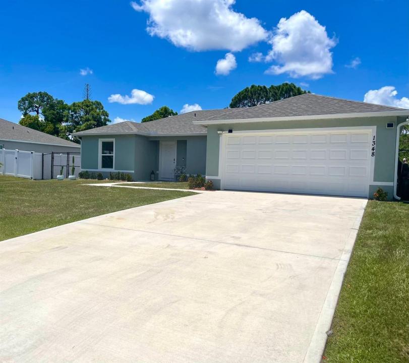 1348 SE BAYHARBOR Street, Port St. Lucie, Floride 34983, États-Unis