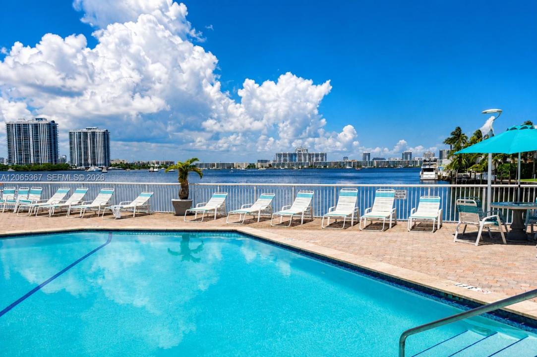2841 NE 163rd St 608, North Miami Beach, Floride 33160, États-Unis