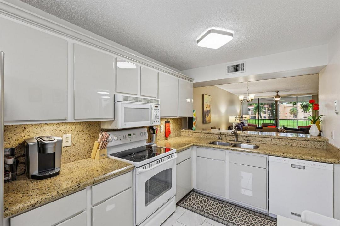 5718 Coral Lake Drive 206, Margate, Florida 33063, USA