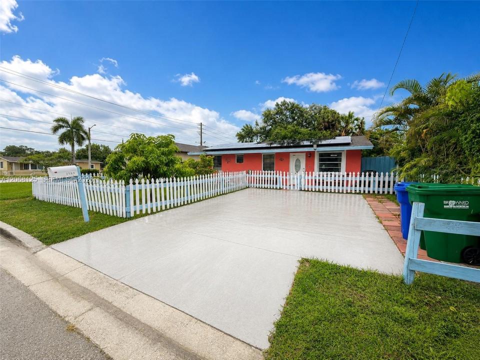 2745 NW 7th Ct, Fort Lauderdale, Florida 33311, USA