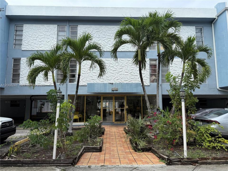1735 NE 164th St E104, North Miami Beach, Floride 33162, États-Unis