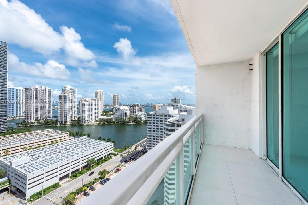 950 Brickell Bay Dr 2208, Miami, Florida 33131, USA