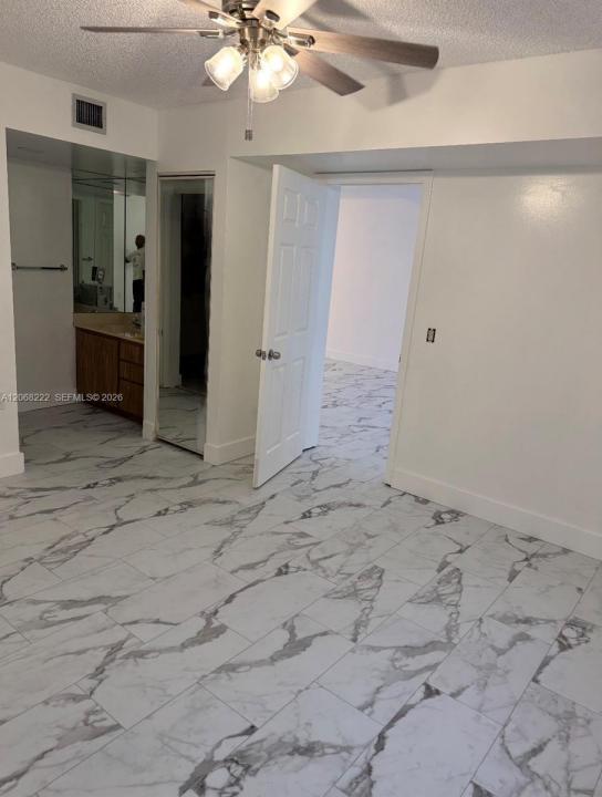 3526 Whitehall Dr 302, West Palm Beach, Floride 33401, États-Unis