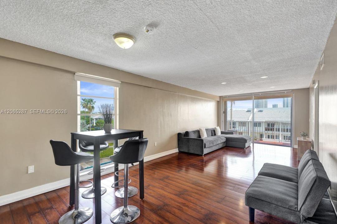 3716 NE 168th St 301, North Miami Beach, Floride 33160, États-Unis