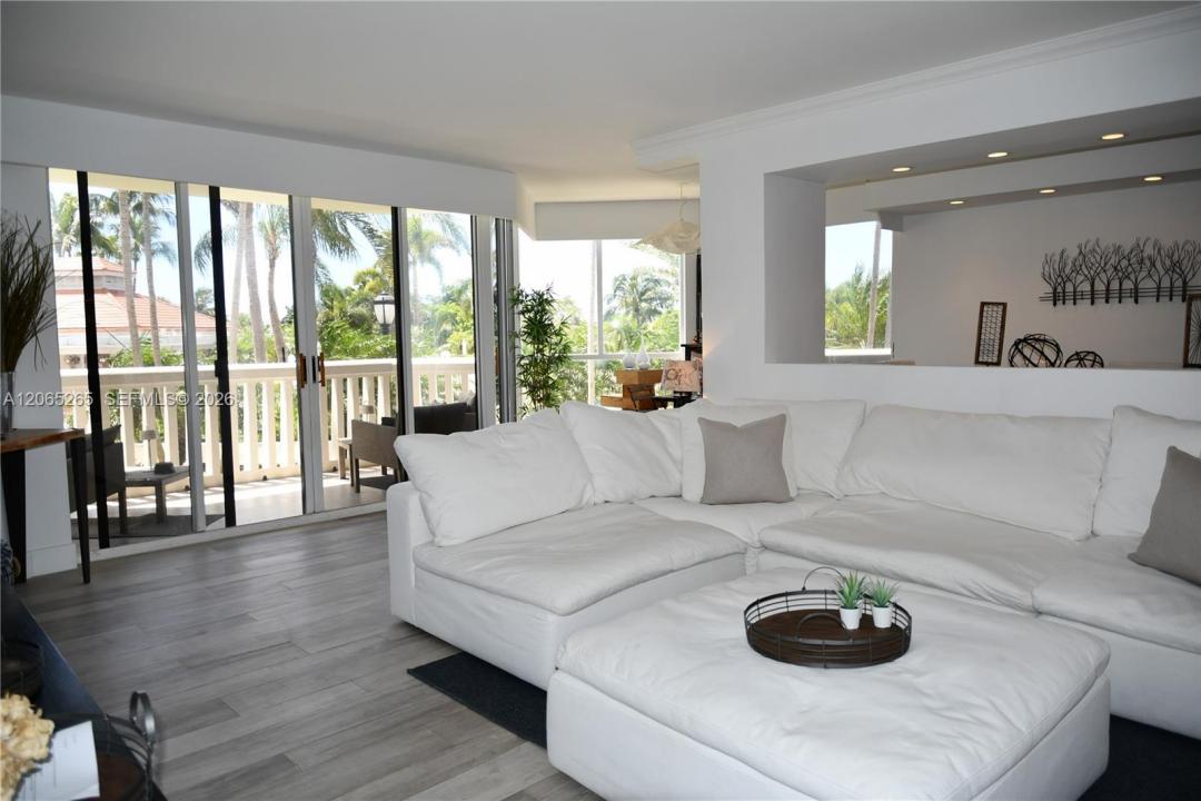 1000 E Island Blvd 303, Aventura, Florida 33160, USA