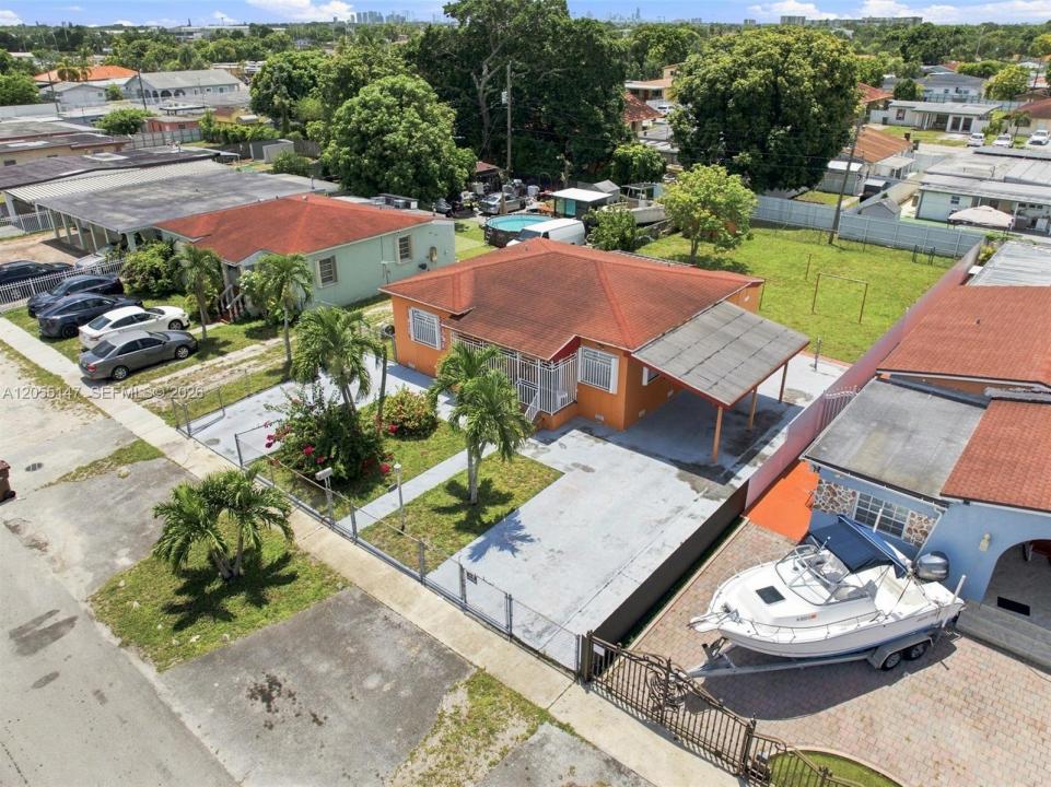 636 E 48th St, Hialeah, Florida 33013, USA