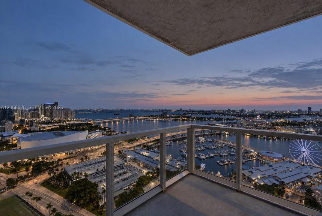 244 Biscayne Blvd 3702, Miami, Florida 33132, USA