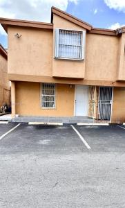 1701 W 42nd Pl 10, Hialeah, Florida 33012, USA