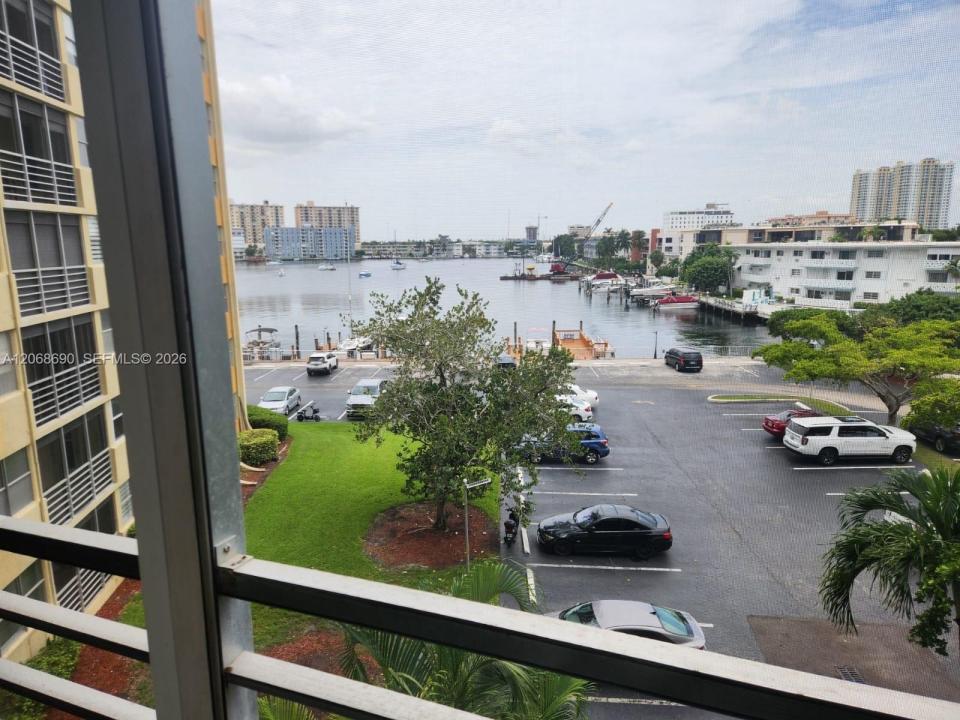 100 Golden Isles Dr 409, Hallandale Beach, Florida 33009, USA
