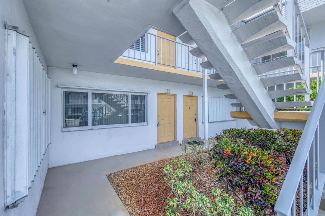 3240 LAKE OSBORNE Drive 109, Florida 33461, USA
