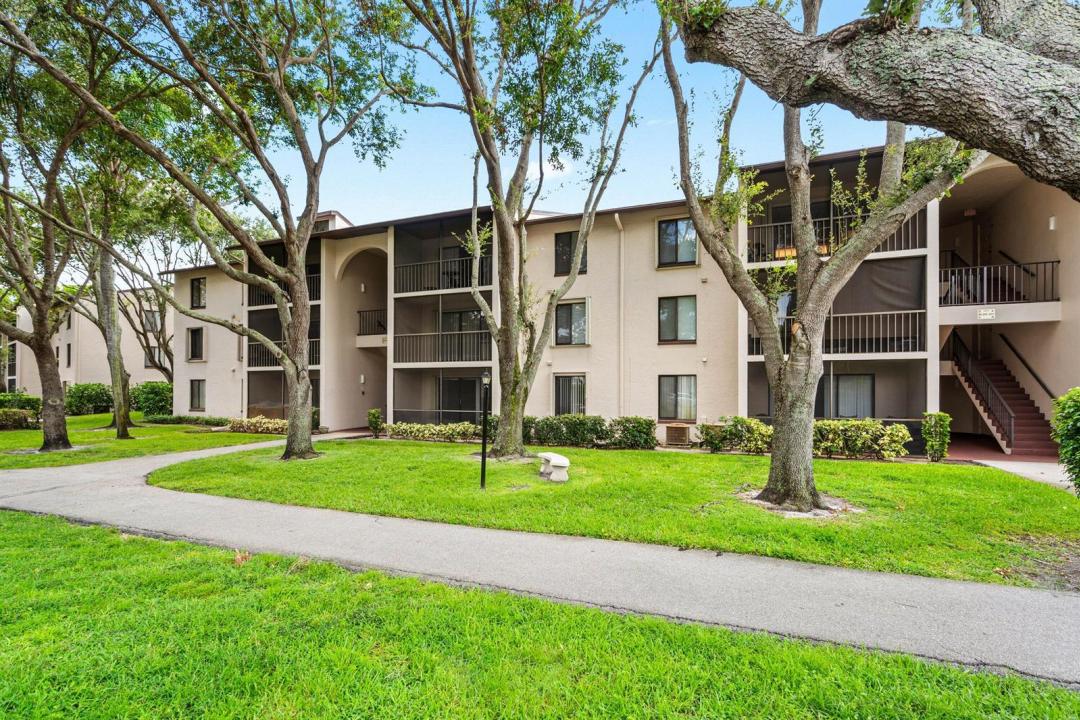 204 FOXTAIL Drive F1, Florida 33415, USA