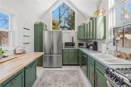 11 Heights Avenue, Warwick, Rhode Island 02889, USA