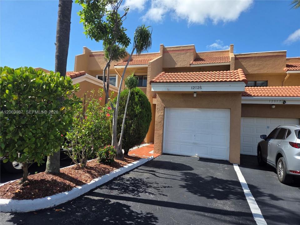 12025 S Las Palmas Dr 12025, Pembroke Pines, Floryda 33025, USA