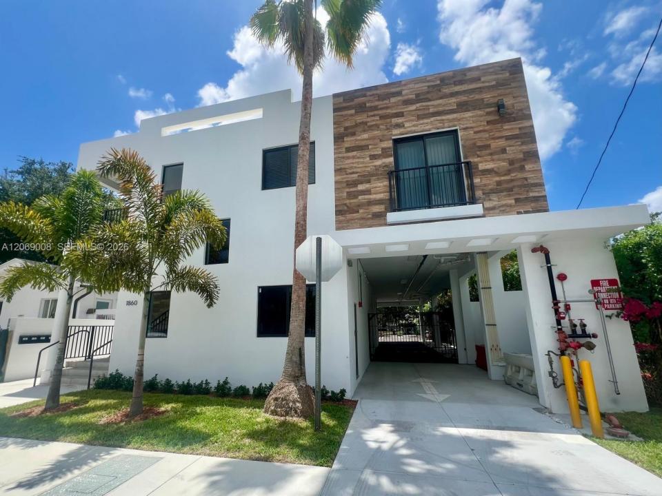 1860 NW 19th St 101, Miami, Florida 33125, USA