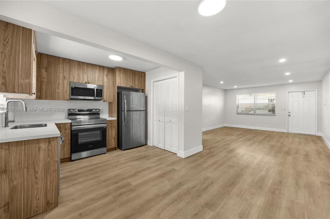 2418 Polk St 102, Hollywood, Florida 33020, USA