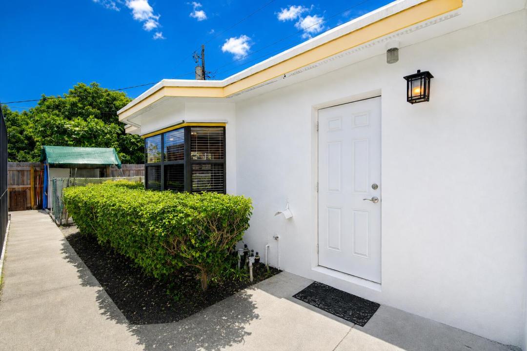 1316 DATE PALM Drive Rear, Lantana, Florida 33462, USA