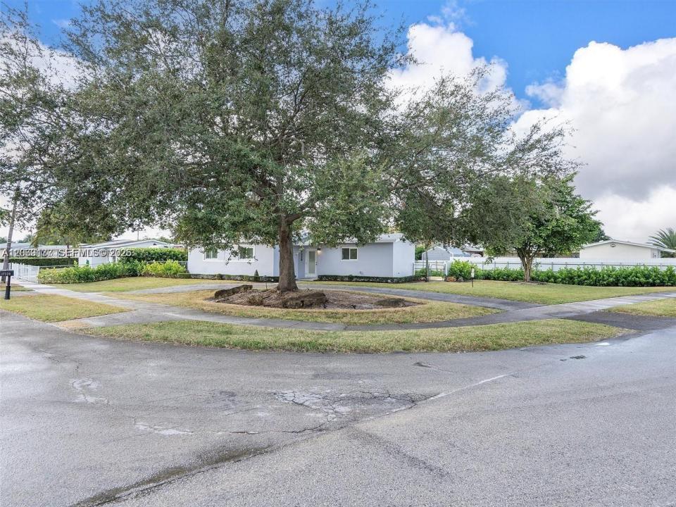 17320 NW 80th Ave, Hialeah, Florida 33015, USA