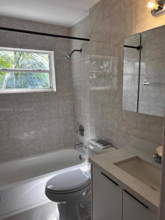 7820 NE Bayshore Ct 208, Miami, Florida 33138, USA