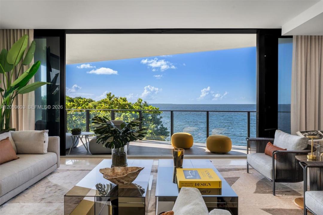 3581 E Glencoe St 302, Miami, Florida 33133, USA