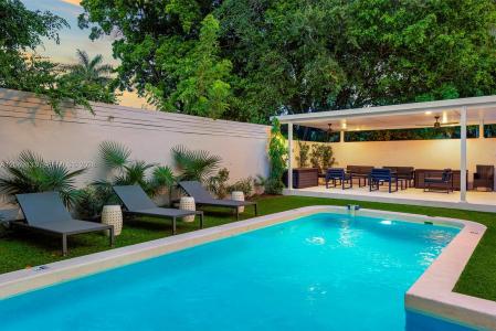 1019 NE 87th St, Miami, Floryda 33138, USA