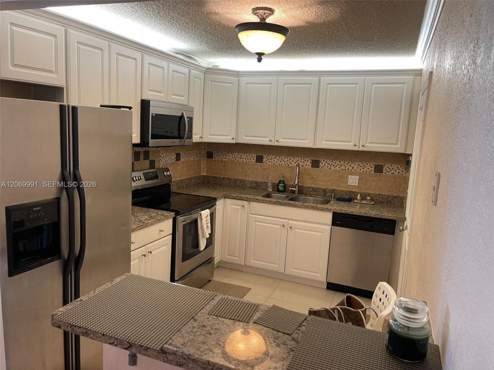 111 Golden Isles Dr F2, Hallandale Beach, Floride 33009, États-Unis