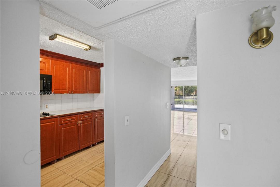 661 N University Dr 1-103, Pembroke Pines, Florida 33024, USA