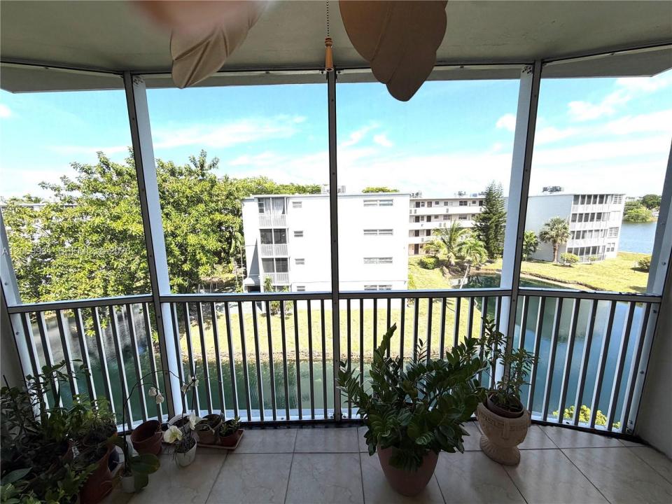 1660 NE 191st St 406-1, Miami, Floride 33179, États-Unis