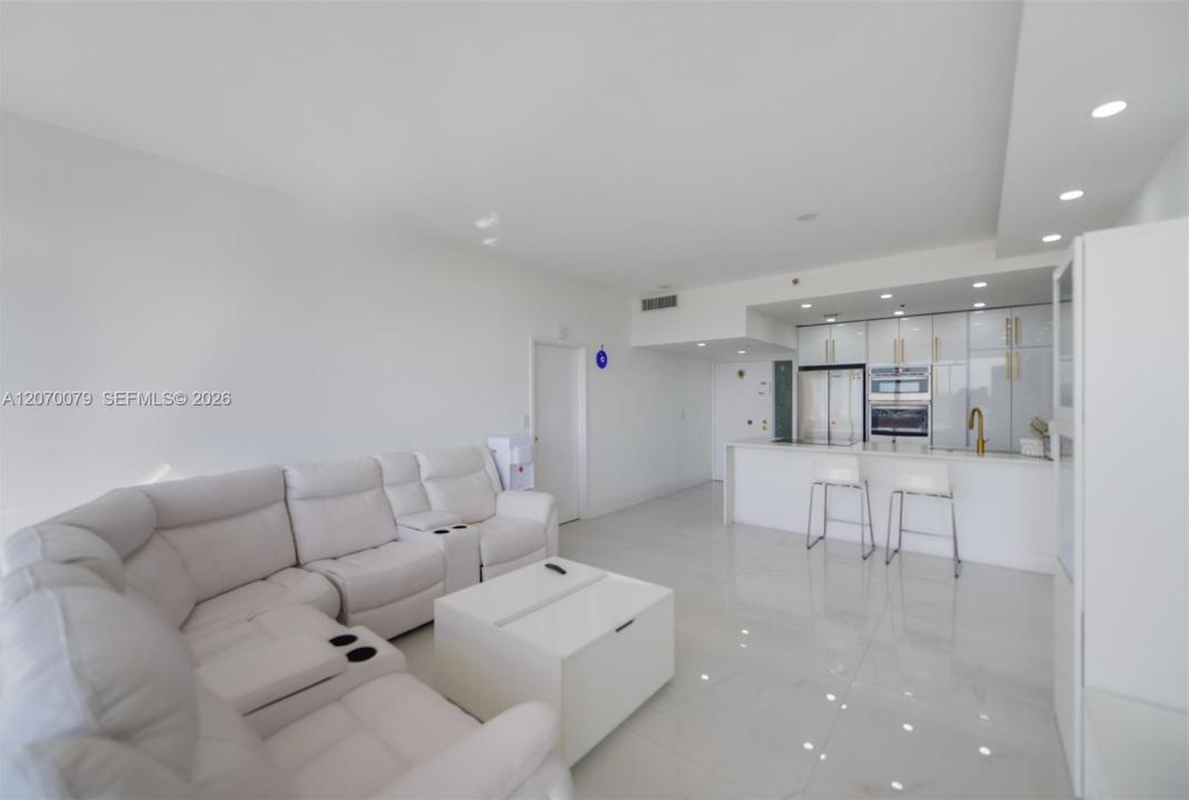 7601 E Treasure Dr PH103, North Bay Village, Floride 33141, États-Unis