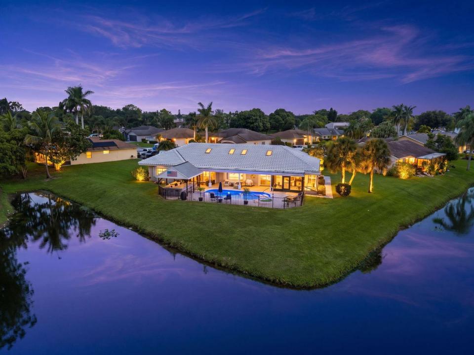 118 ELYSIUM Drive, Royal Palm Beach, Florida 33411, USA