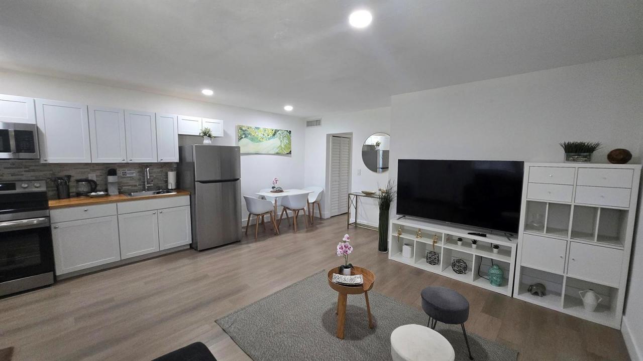 704 NE 8th Street 10, Hallandale Beach, Florida 33009, USA