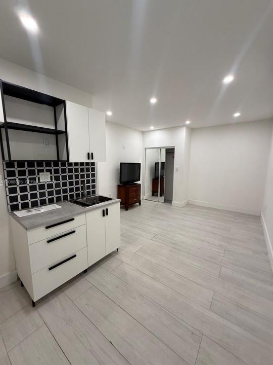 1140 N Douglas Rd 1, Pembroke Pines, Florida 33024, Stati Uniti