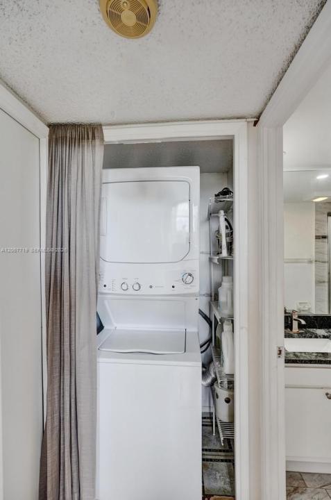 605 Oaks Dr 504, Pompano Beach, Florida 33069, USA