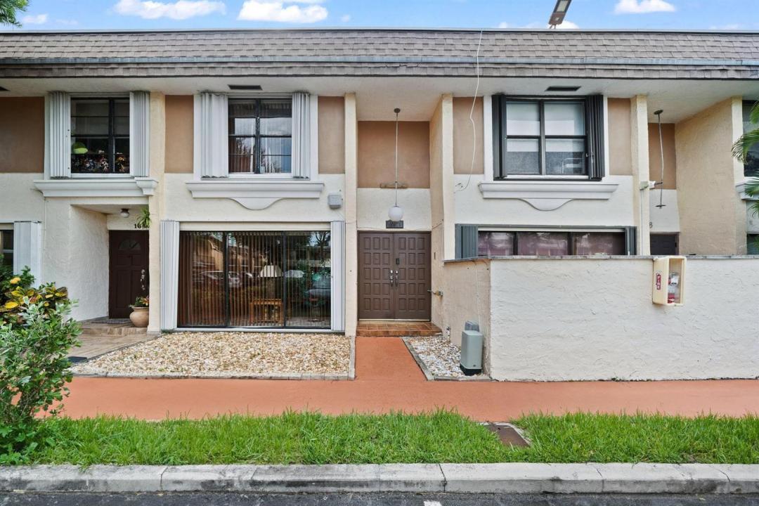 16470 NE 27TH Place 35, North Miami Beach, Floride 33160, États-Unis