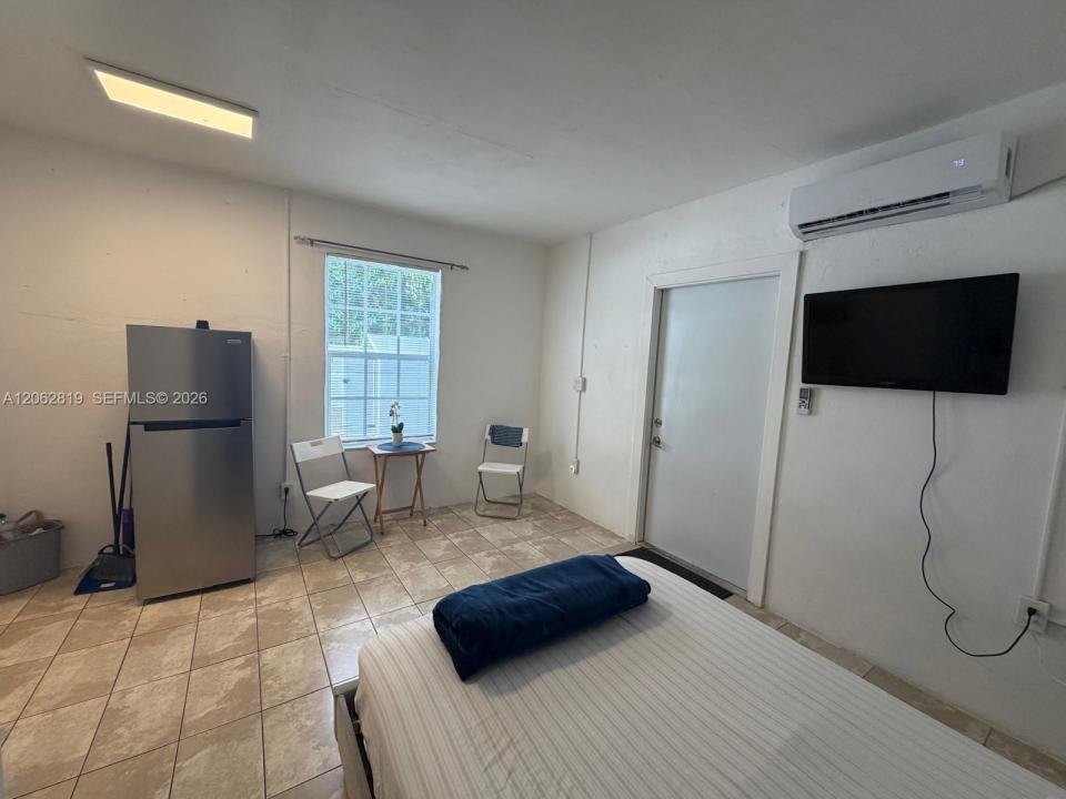 201 NE 169th St 1, North Miami Beach, Florida 33162, USA