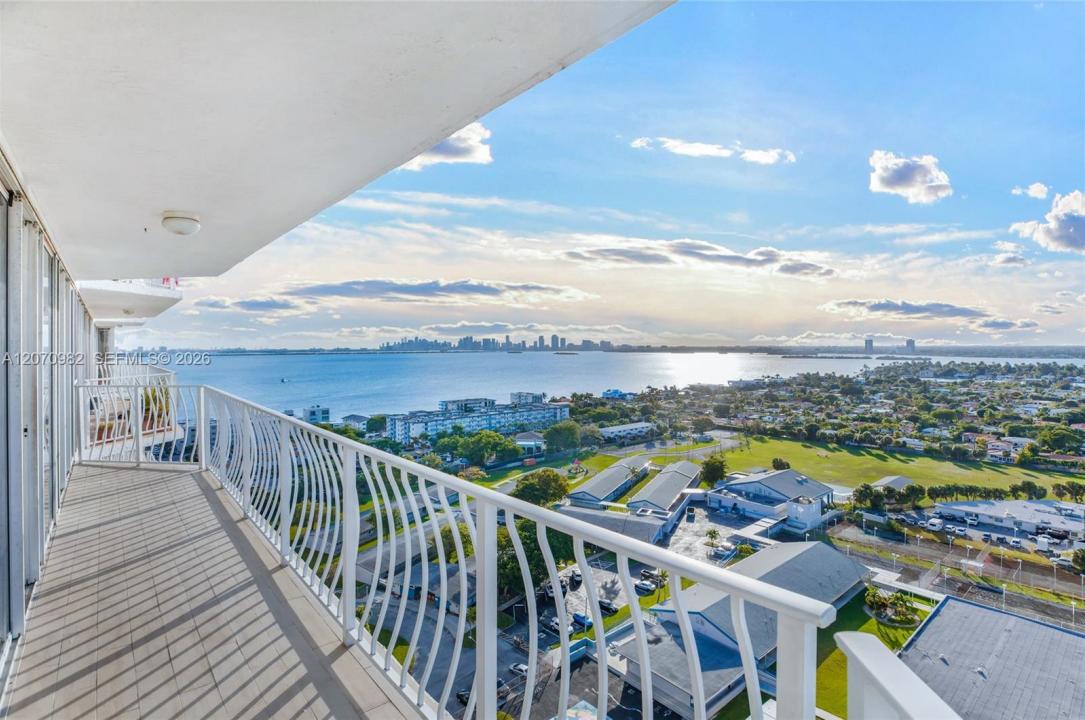 7601 E Treasure Dr 2203, North Bay Village, Florida 33141, USA