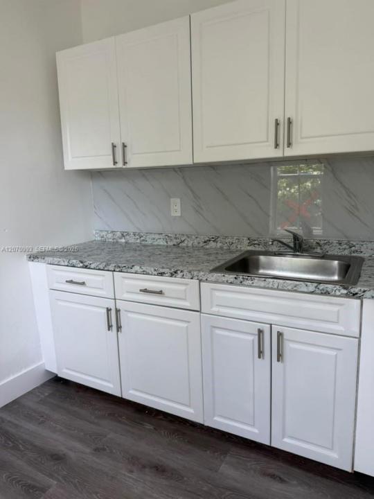 1236 NW 28th St 3, Miami, Florida 33142, USA
