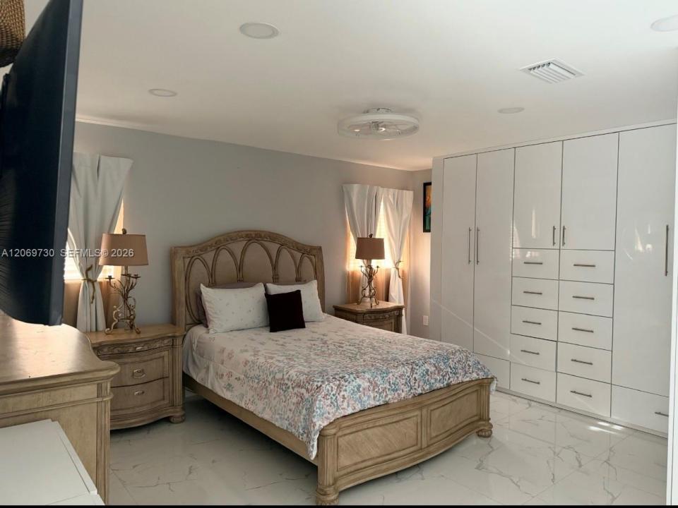1051 SW 99th Ave, Pembroke Pines, Florida 33025, USA