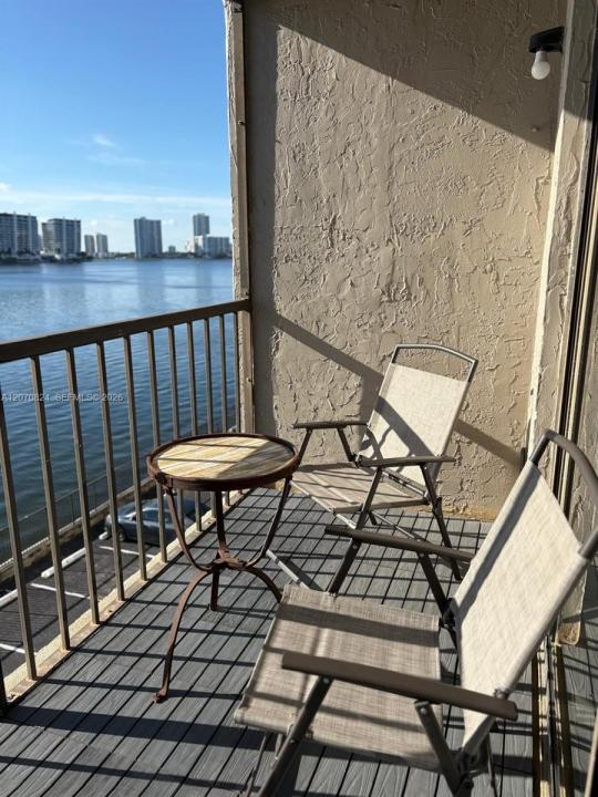 17600 N Bay Rd N403, Sunny Isles Beach, Floryda 33160, USA