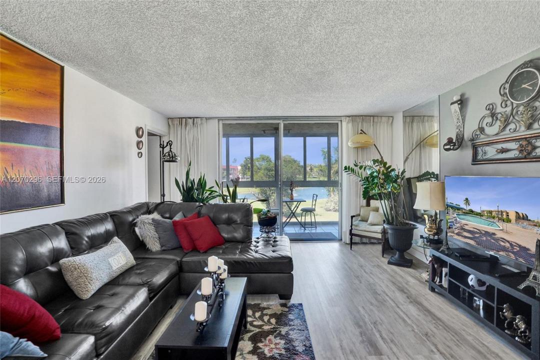 9461 Sunrise Lakes Blvd 208, Sunrise, Florida 33322, USA
