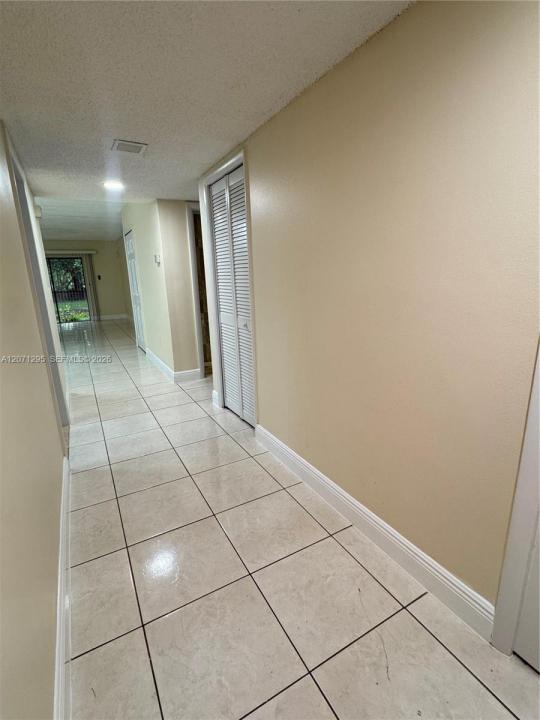 215 Lakeview Dr 105, Weston, Florida 33326, USA