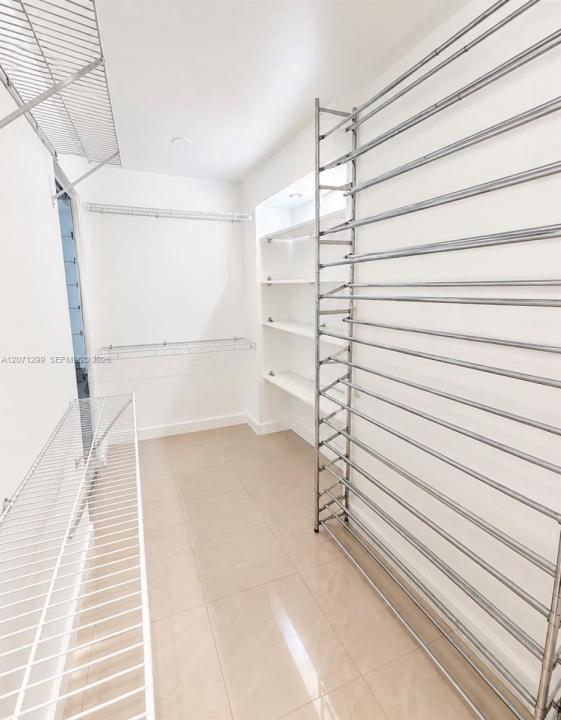 605 NW 72nd Ave 301, Miami, Florida 33126, Stati Uniti
