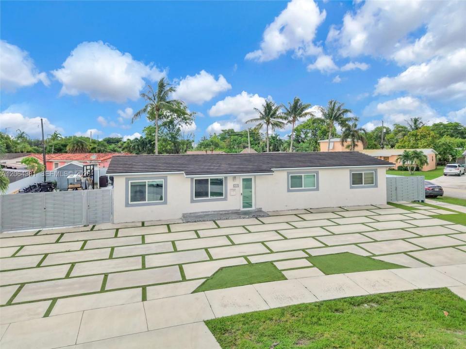 8251 NW 185th St, Hialeah, Florida 33015, USA