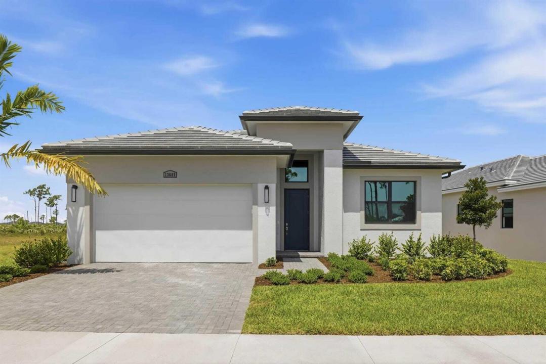 13689 SE Blackwood Drive, Port St. Lucie, Florida 34984, USA